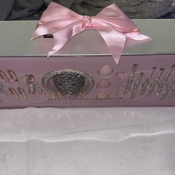 2024 Glitz & Glam Christmas holiday 31 piece essential brush collection 🎀💎 - Picture 3 of 16